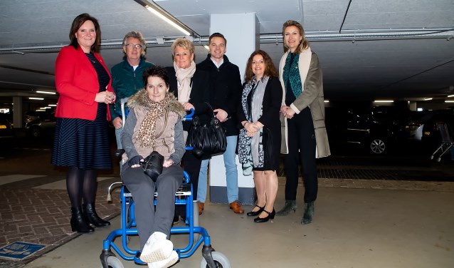 V.l.n.r. wethouder Angelique Beekhuizen, Marten Brederode namens de winkeliers, Mariëlle en Annelies Hoedt, Rik Jansen van Wereldhave. Mariette Meulman en Kim de Munnik van Wereldhave.