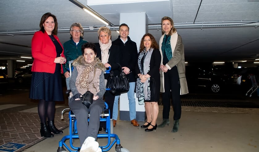 V.l.n.r. wethouder Angelique Beekhuizen, Marten Brederode namens de winkeliers, Mariëlle en Annelies Hoedt, Rik Jansen van Wereldhave. Mariette Meulman en Kim de Munnik van Wereldhave.