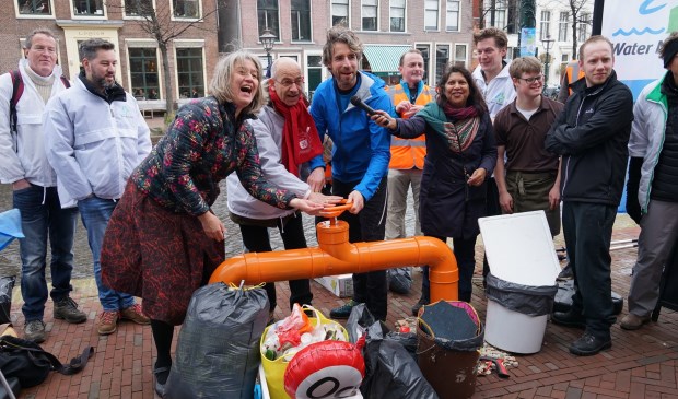 Duurzaamheidswethouder Martine Leewis, Water Natuurlijk Lijsttrekker Waldo von Faber en Plastic Soup Surfer Merijn Tinga – lijstduwer voor Water Natuurlijk - draaien de plastickraan dicht. Links op de foto Water Natuurlijk kandidaten Ad Faasse en Enrico van Dijk (resp. nr. 4 en 3 op de kieslijst), r