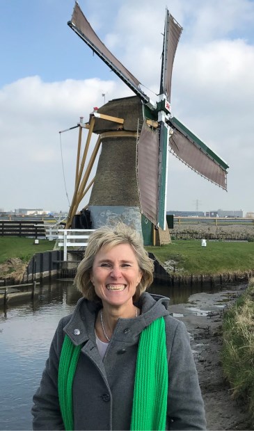 Carla Hilverda bij de molen 'Hoop doet Leven'.