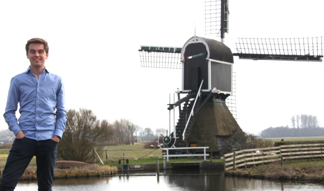 Bas Knapp bij de molen in de Hoogeveense polder: Richten op de kerntaken van het Waterschap. | Foto: W. Siemerink