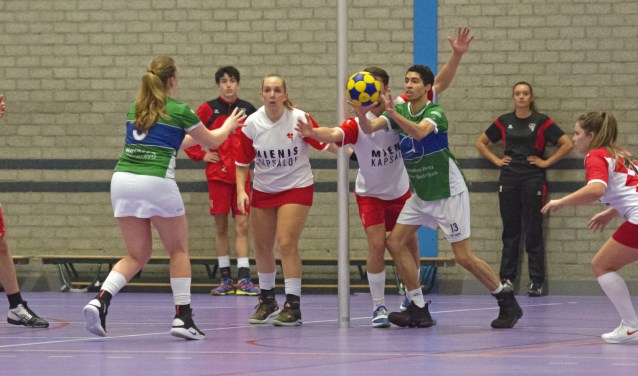 Christel Zwanenburg neemt een vrije bal, aangegeven door Nick van der Zee. | Foto: Frans van Herwijnen