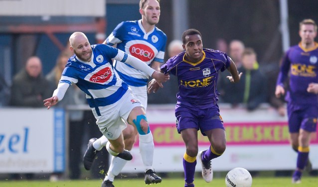 Richelo Fecunda op weg naar de 2-0. | Foto: Wim Wobbes, Orange Pictures.