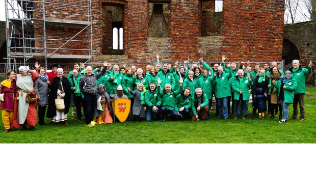 De CDA'ers doen in verkiezingstijd ook de Ruïne van Teylingen aan.