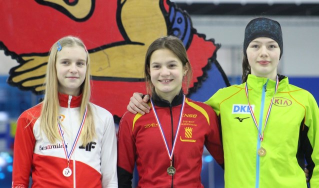 Angel Daleman (midden) is in haar leeftijdscategorie op dit moment de beste schaatsster van Nederland en Europa.