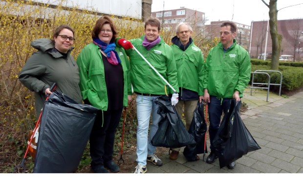 De opruimploeg van GroenLinks met in het midden fractievoorzitter Bob Vastenhoud en links naast hem raadslid Jeannette Hofman-Züter.