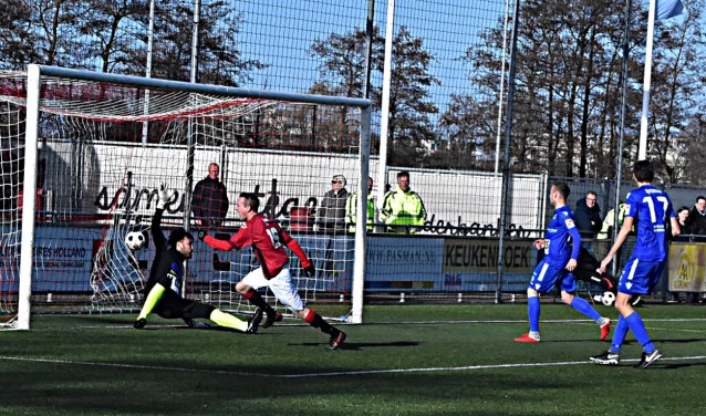 Roy van Leeuwen scoort de 1-0 . Doelman van Tienen is kansloos. | Foto: PR