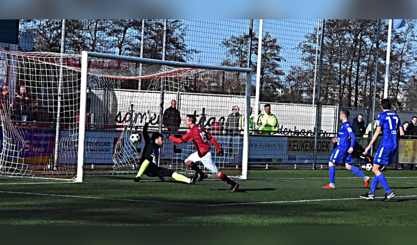 Roy van Leeuwen scoort de 1-0 . Doelman van Tienen is kansloos. | Foto: PR