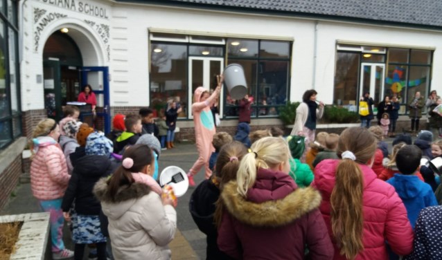 Op de Kon. Emmaschool werd vrijdag niet gestaakt, maar een ludieke actie gehouden.