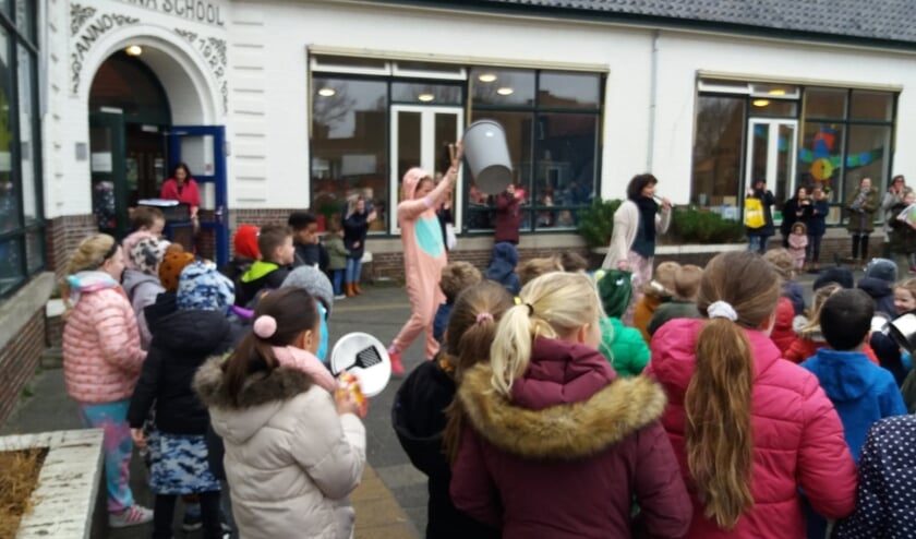 Op de Kon. Emmaschool werd vrijdag niet gestaakt, maar een ludieke actie gehouden.