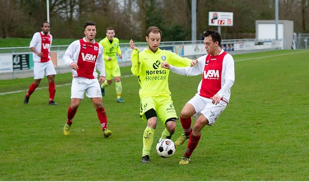Youri de Boer in duel met UVS'er Marvin Sloos.