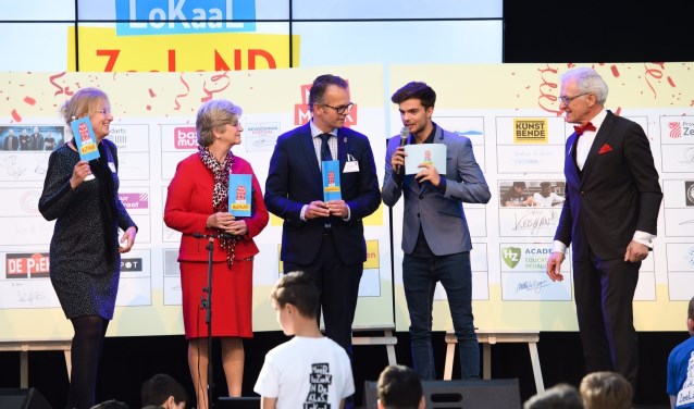 Wethouder Jacco Knape (midden) krijgt het project overgedragen van gedeputeerde Ben de Reu.