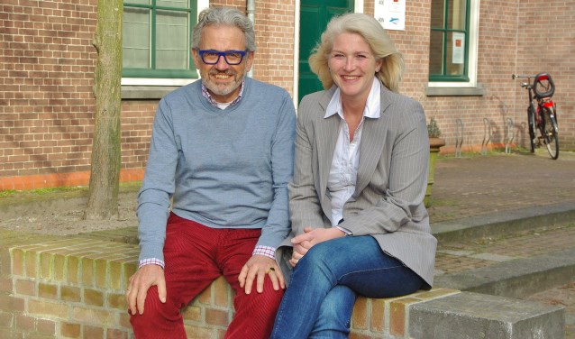 Joop Verdonk geeft met een gerust hart de voorzittershamer door. | Foto Willemien Timmers