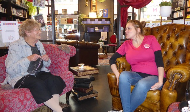 Aanstaande moeder Nadine Mussert op consult bij oma Ger Baalbergen. | Foto: Ina Verblaauw