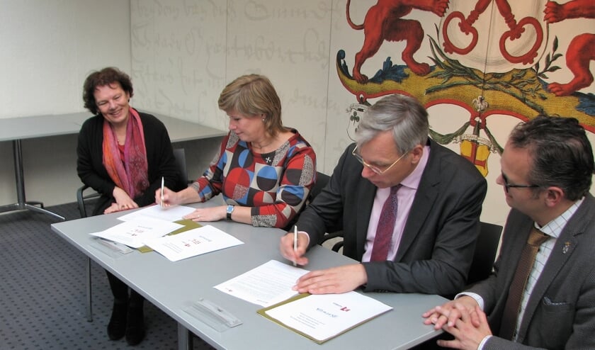 Ondertekening van de overeenkomst.