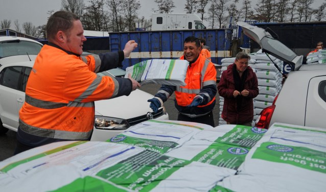 Bij de milieustraat kunnen per huishouden gratis vier zakken compost worden opgehaald.