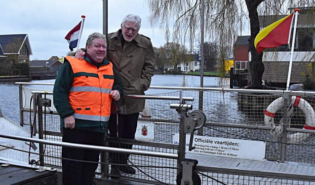 Harry Prins en Jan Bakker op het Valkenburgs pontje.