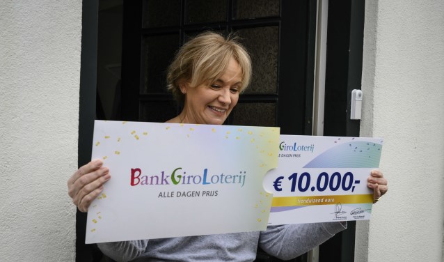 Marianne werd verrast met een cheque ter waarde van 10.000 euro.