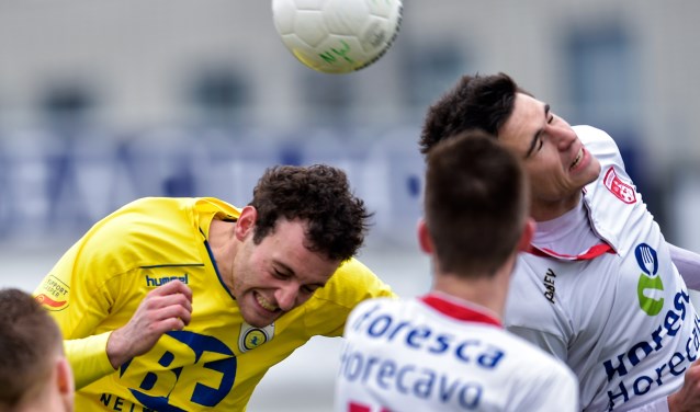 Kopduel tussen David Verweij van FC Lisse en Emiel Wendt van V.v. Noordwijk. | Foto: OrangePictures