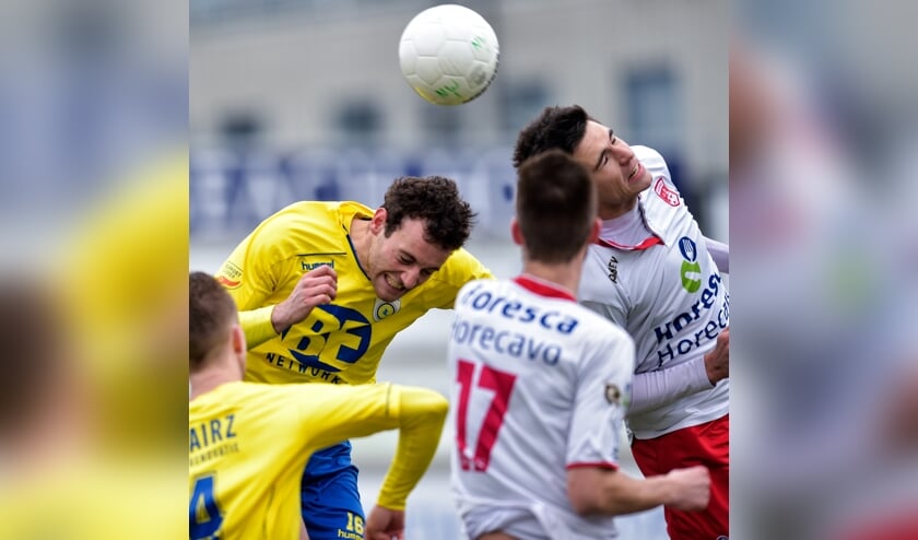 Kopduel tussen David Verweij van FC Lisse en Emiel Wendt van V.v. Noordwijk. | Foto: OrangePictures