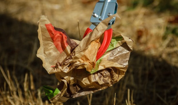 Met een grijper kan iedereen zwerfafval te lijf gaan. En dat hoeft niet alleen op de Landelijke Opschoondag. Dat kan altijd. Nog beter: gooi je afval eens in een prullenbak.