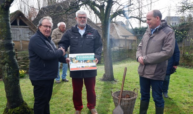 Peter van den Akker, Niko Geerlings en wethouder Gert-Jan Schotanus.