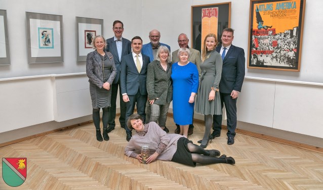 Bij de opening: Loes Bijl de Vroe, Burgemeester Agris Lungevics van Madona, Iris de Leeuw, museumdirecteur Zenka, Elina Krupko - curator, achterste rij; Govert Jan Bijl de Vroe, Erik, Dik Kompier en nog een burgemeester. Liggend Danute Veze. Hond Dido lag elders te slapen.