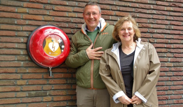 Dirk Jan de Ruijter en Fieke Sjoukes bij de AED aan de buitenkant van de Regenboogkerk in de Mauritslaan. | Foto Willemien Timmers