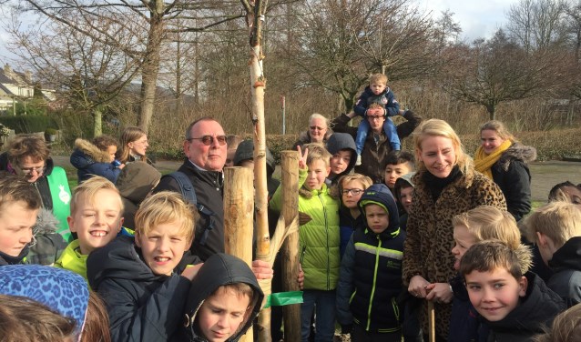 Onder toeziend oog van Nico Sluijmer plantten Van der Laan en de leerlingen 18 bomen.