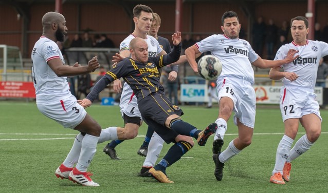 Bob den Hollander wordt belaagd door vier verdedigers. | Foto Lichtenbeldfoto.nl