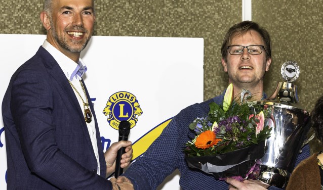 Voorzitter Alex Omtzigt feliciteert Ronald van Ruiten met de winst van zijn team. | Foto: pr./Frans Eijck