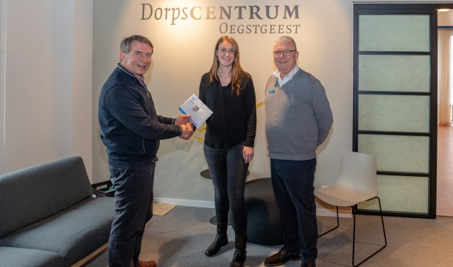 Ton van der Lans neemt de opbrengst van de eerste maand inzamelen in ontvangst. | Foto Wil van Elk