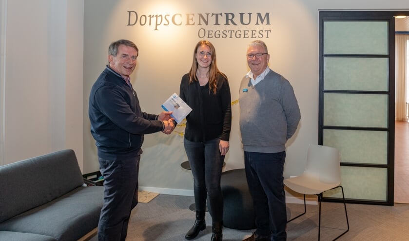 Ton van der Lans neemt de opbrengst van de eerste maand inzamelen in ontvangst. | Foto Wil van Elk