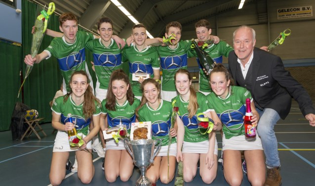 Robin Bakker, Marloes de Groot, Gwen Haasnoot, Lars Husken, Guusje van Leeuwen, Ivo Ridder, Quinn Theunissen, Kim Breedveld, Ruben van de Bosch en Lilian van Herwijnen zijn de kampioenen van B1. Links coach Klaas Bosman (niet op de foto: Mitchell de Boer).