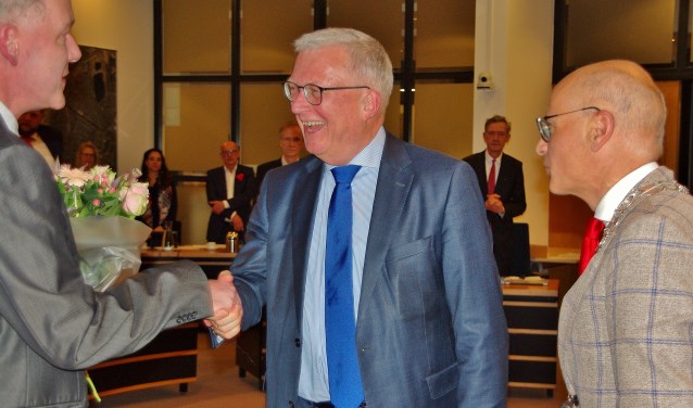 Peter Glasbeek (midden) wordt gefeliciteerd door griffier Fred Kromhout en burgemeester Emile Jaensch. | Foto's Willemien Timmers
