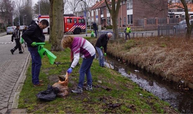 Met vereende krachten wordt zwerfafval verzameld uit sloten, bermen, struiken in Lisserbroek.