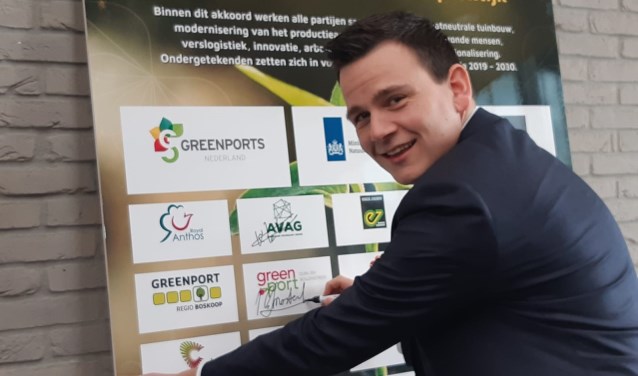 Wethouder Gerard Mostert (Katwijk) zet zijn handtekening namens Greenport Duin- en Bollenstreek. | Foto: pr
