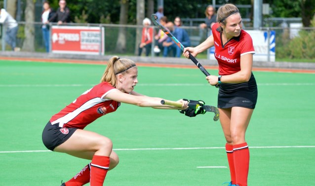 Zoë Duivenvoorden en Tess Bochove bij een strafcorner.