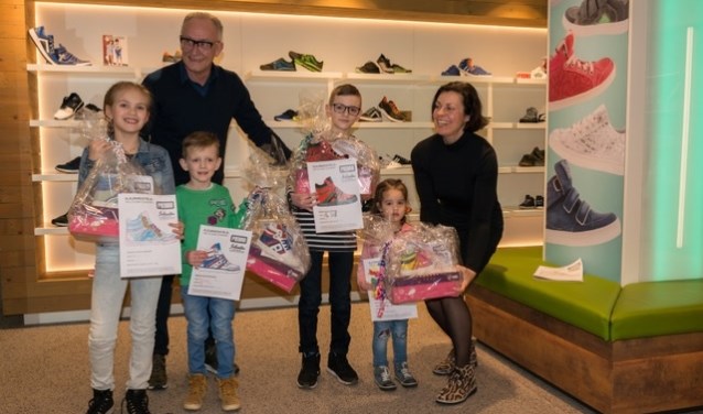 De prijswinnaars (vlnr): Nienke, Coert, Jelle en Emma met hun eigen schoenontwerp. | Foto met dank aan Debby Schouten.