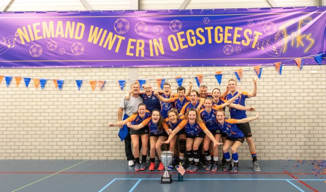 Het kampioensteam onder de passende banner.