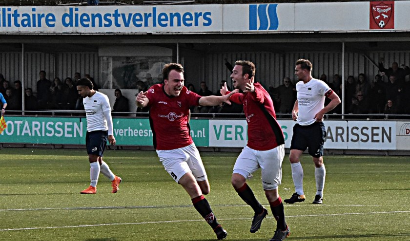 Niek Ossevoort (rechts) viert zijn treffer samen met Max van Steen. | Foto: PR