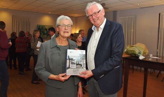 Woensdagavond 6 maart heeft Rianne Meester, voorzitter van de VOO het rapport van de commissie Genealogie aangeboden aan Rien van Elsacker, voorzitter van de Stichting Begraafplaats Groene Kerk. | Foto's Willemien Timmers