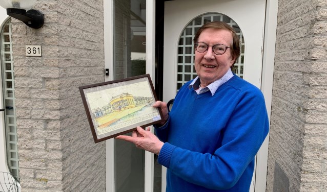 Jos Warmenhoven toont een van zijn vele tekeningen. | Foto: pr.