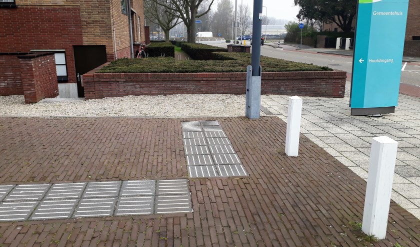 Op enkele locaties in Katwijk zijn blindegeleidenlijnen, zoals bij het gemeentehuis. | Foto: SKvD