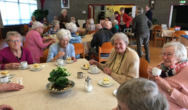 De bezoekers van de Zonnebloemmiddag genieten van een kopje koffie en petit fours. | Foto: pr.