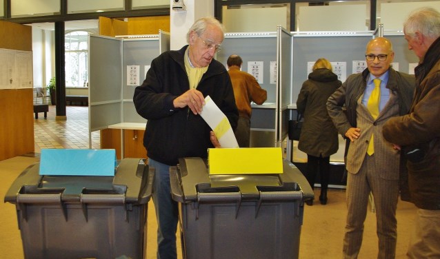 Traditiegetrouw kent de gemeente Oegstgeest een hoge opkomst bij verkiezingen. In het gemeentehuis werd vanmorgen druk gestemd, en kwam burgemeester Jaensch het stembureau een kort bezoek brengen.
