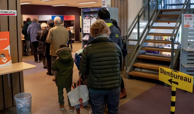 Een rij wachtenden in het stemlokaal in de Leiderdorpse bibliotheek. De opkomst voor de Provinciale Statenverkiezingen was in Leiderdorp met ruim 61 procent beduidend hoger dan vier jaar geleden.