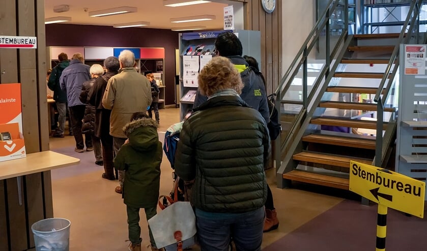 Een rij wachtenden in het stemlokaal in de Leiderdorpse bibliotheek. De opkomst voor de Provinciale Statenverkiezingen was in Leiderdorp met ruim 61 procent beduidend hoger dan vier jaar geleden.