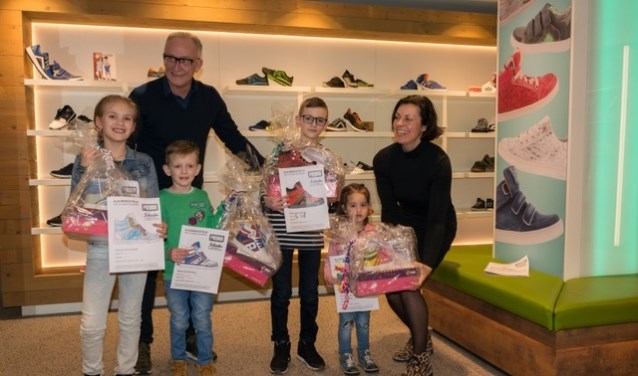 Trotse prijswinnaars met de winnende ontwerpen. | Foto: pr