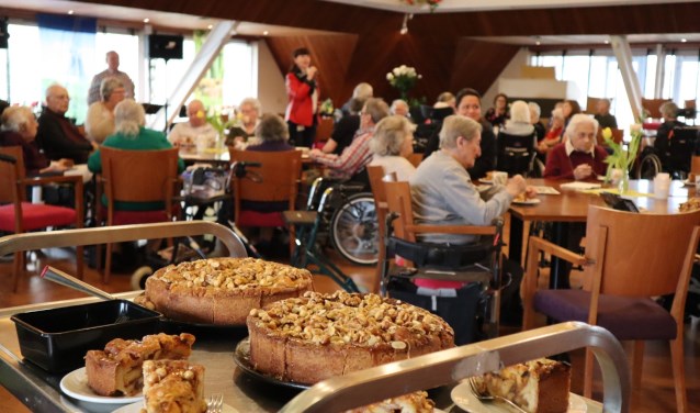 Voor alle bewoners van Leythenrode was er een lekker stuk zelfgebakken appeltaart.